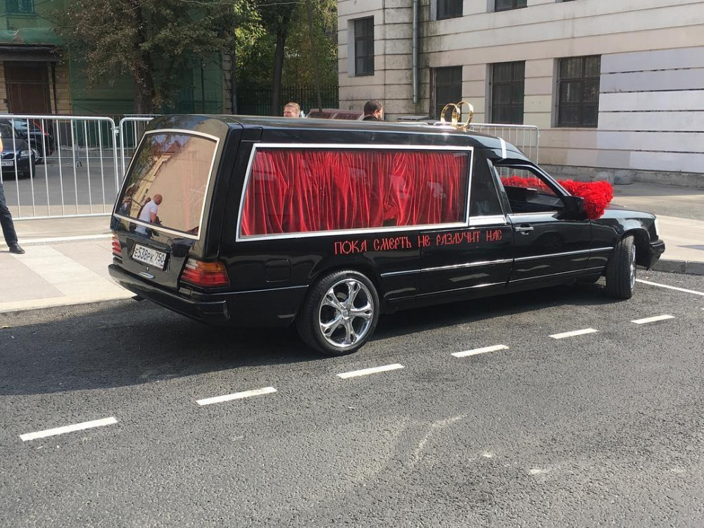 Ərə gedən aparıcı toya cənazə maşınında gəldi - FOTOLAR